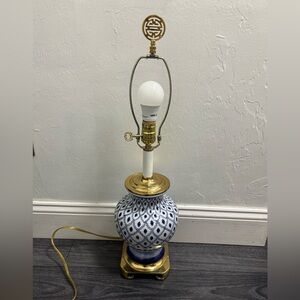 Porcelain and brass blue and white fishnet table lamp